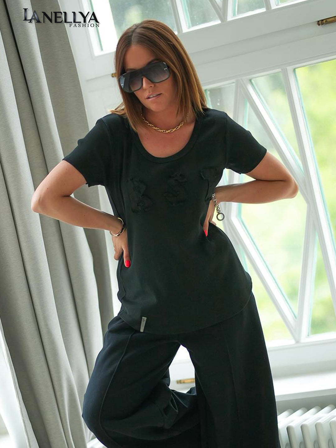 Schwarzes Bastet T-Shirt für Damen – stylischer Look mit Sonnenbrille