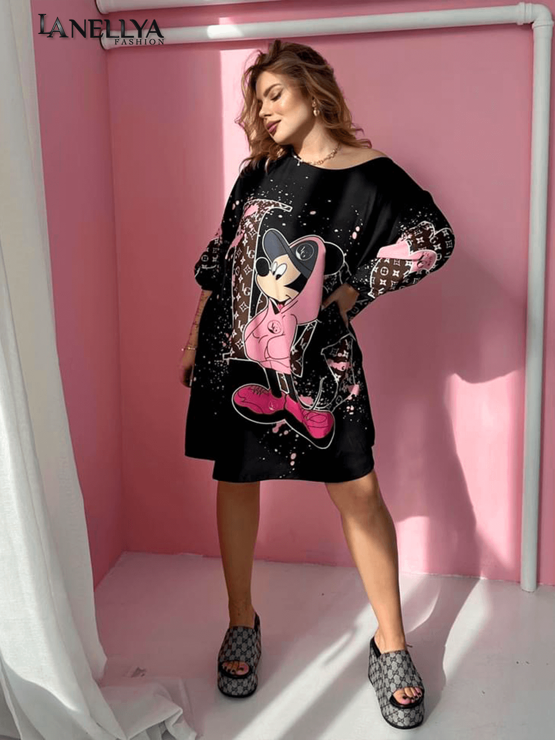 Schwarzes Oversize Kleid Damen – Lil Glam Statement Look mit Motiv