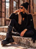 Schwarzes Paparazzi Damen Strickset aus Pullover, Fransenschal und Bommelmütze im eleganten Winter Streetstyle