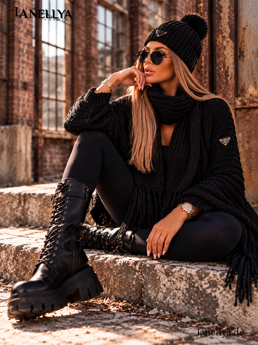 Schwarzes Paparazzi Damen Strickset aus Pullover, Fransenschal und Bommelmütze im eleganten Winter Streetstyle