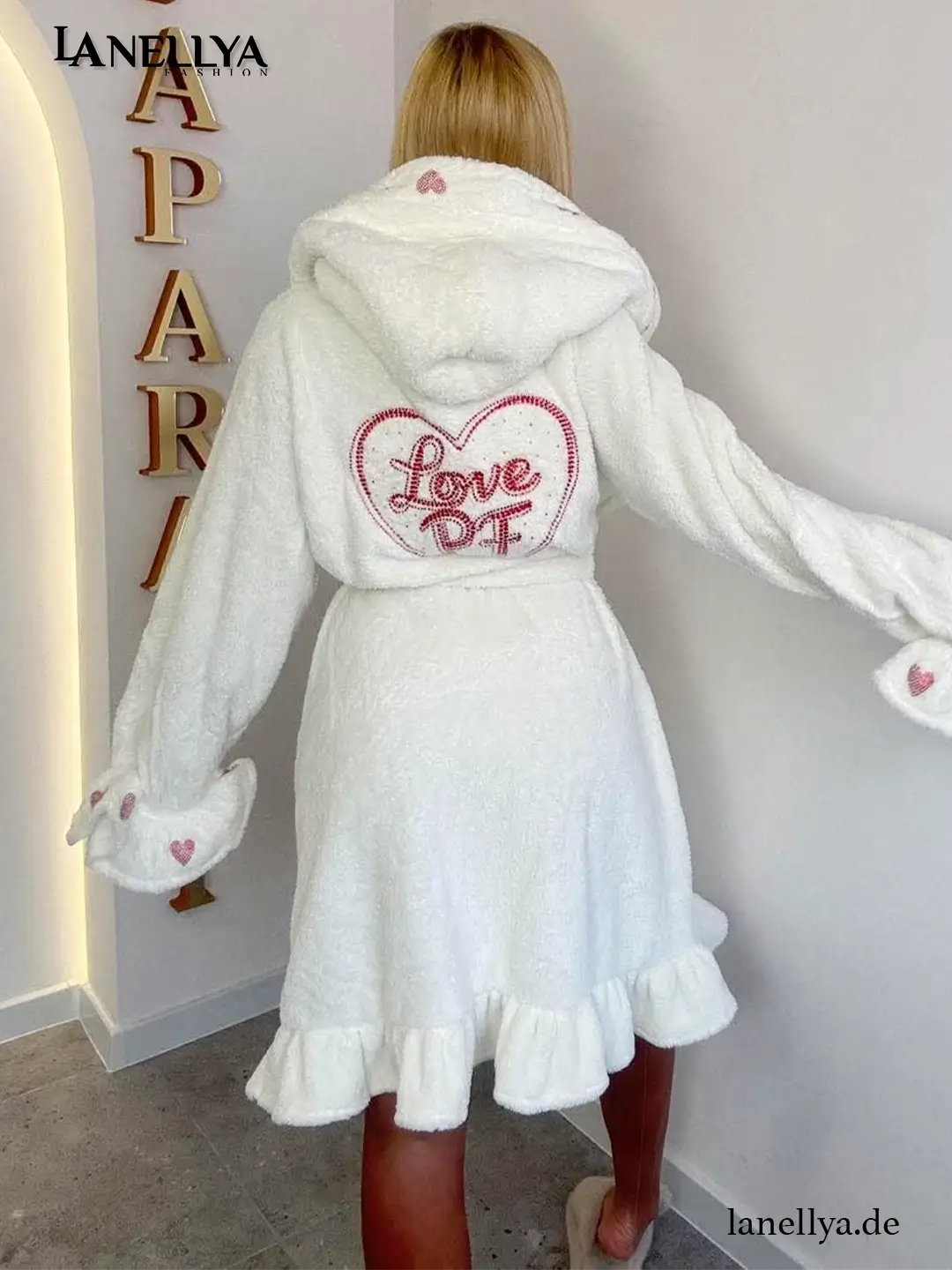 Stylischer Paparazzi Damen Bademantel in Weiß mit roten Herzmotiven