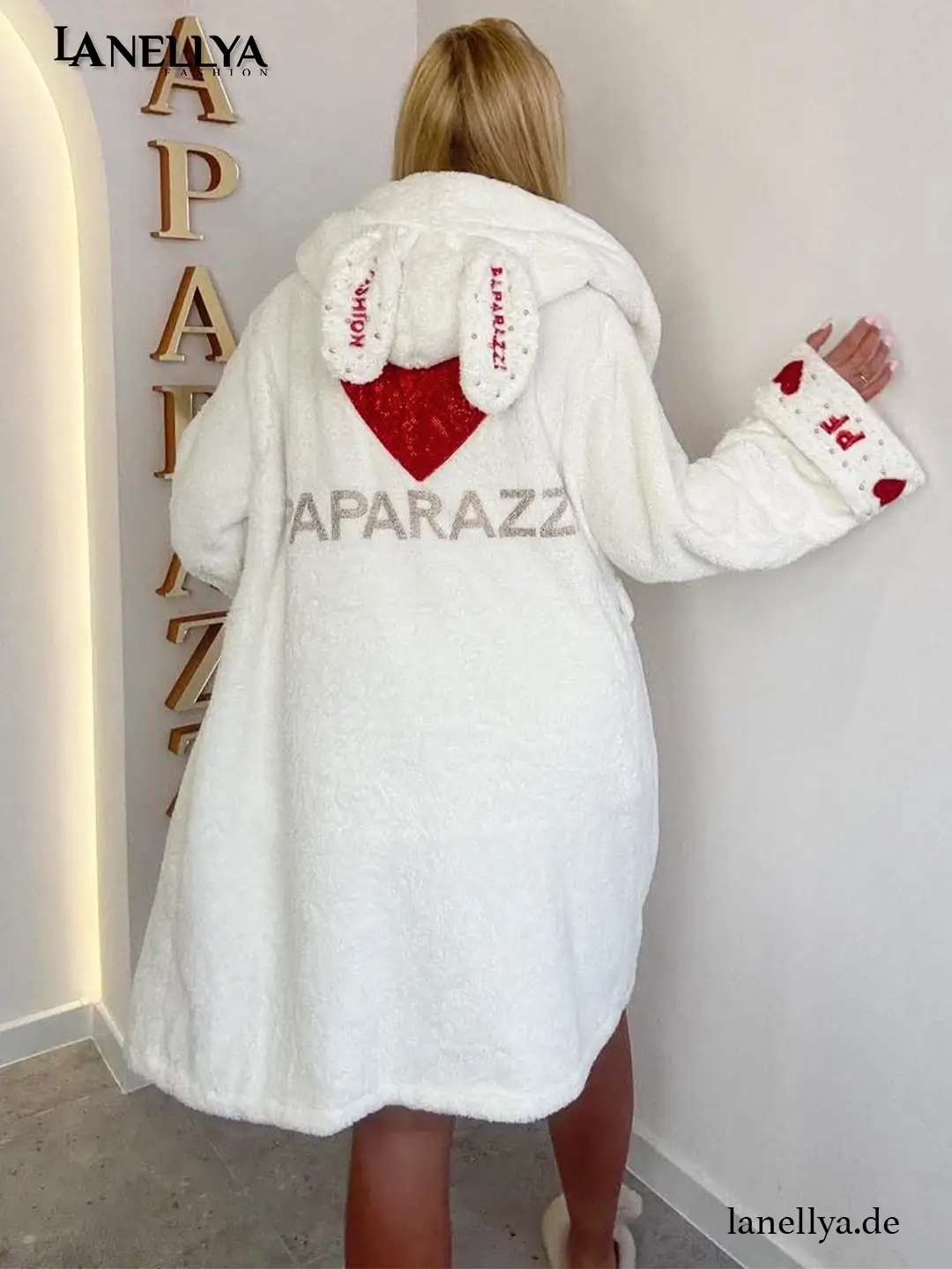 Stylischer Paparazzi Damen Bademantel mit Bunny-Design und Herzmotiven
