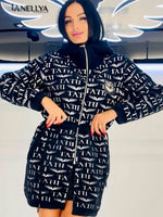 TATU Damen Mantel schwarz mit Allover-Logo-Print