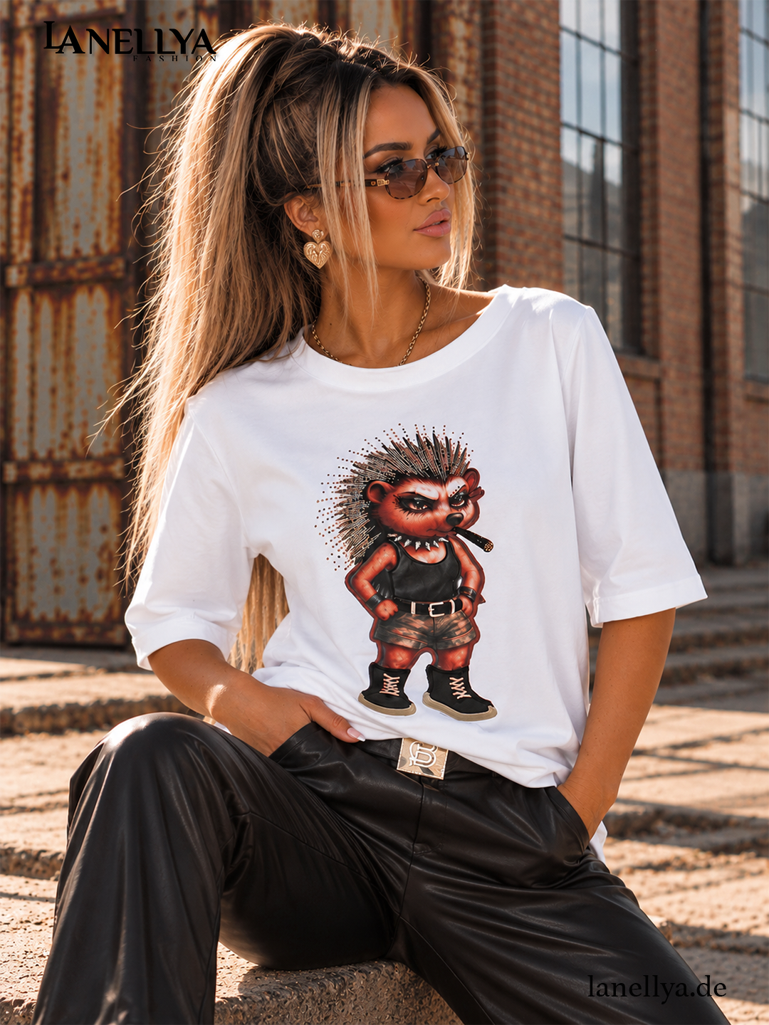 Weißes Cherry Black Damen T-Shirt mit Igel Motiv und kurzen Ärmeln