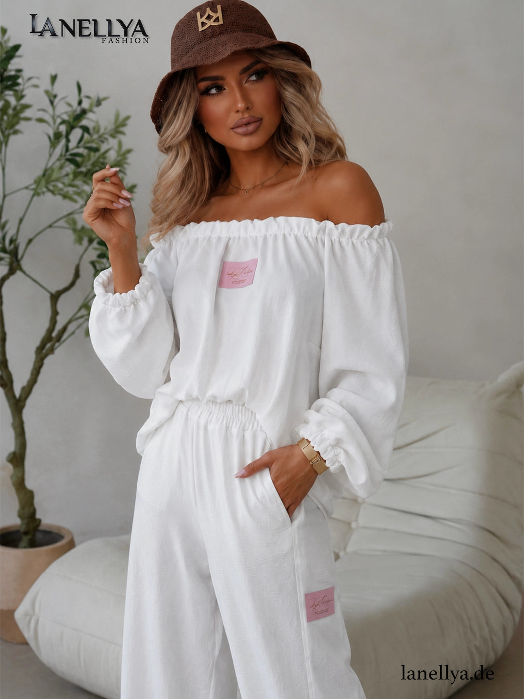 Weißes Damen Set mit weitem Bein und schulterfreiem Oberteil