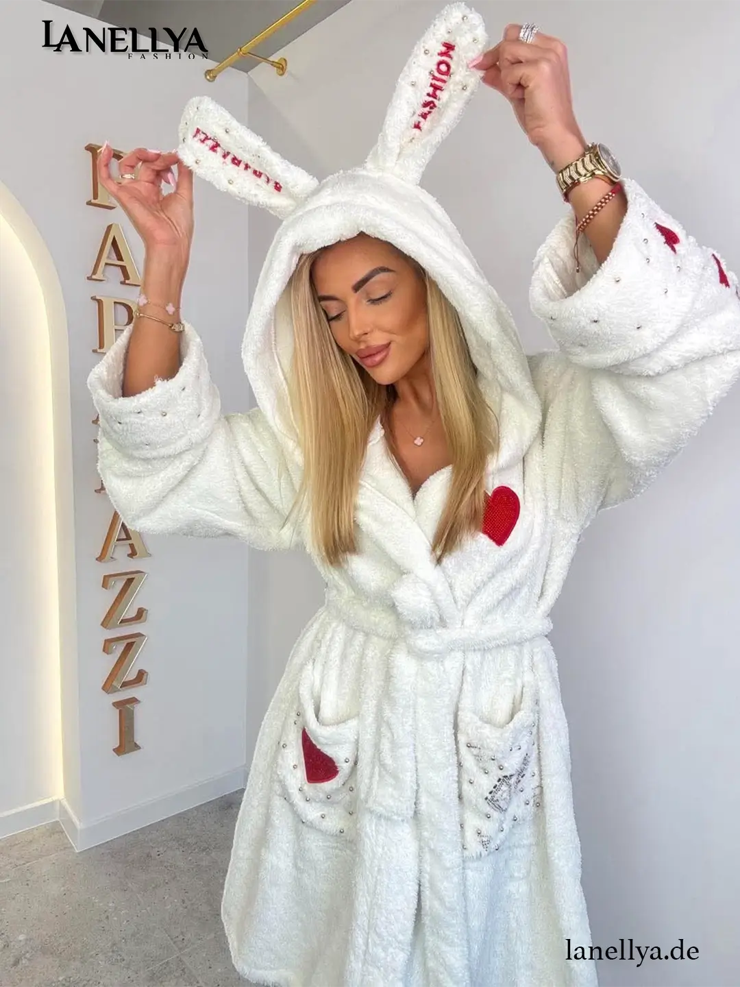 Kuscheliger Paparazzi Bademantel für Damen mit Bunny-Ohren und Gürtel